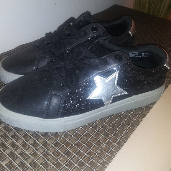 Size 10 Black Tennis Shoes - Picture 2 of 4